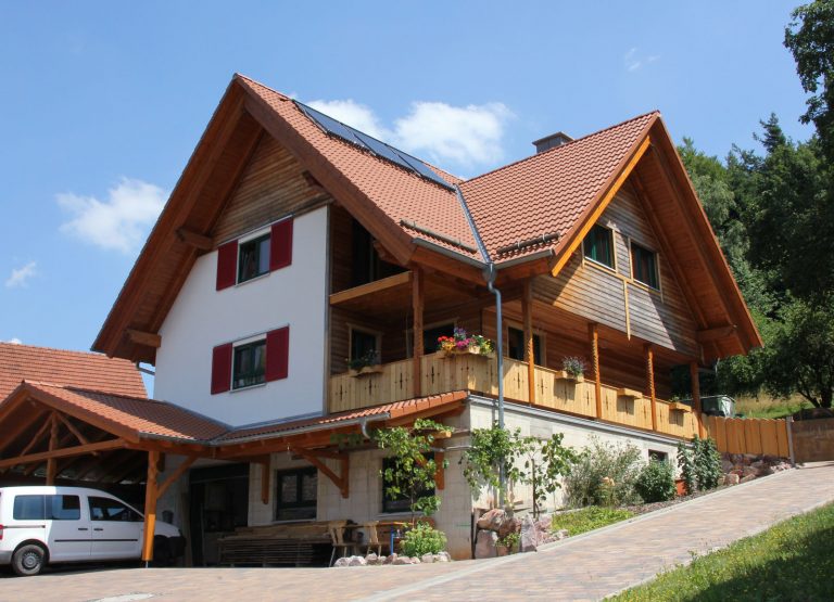 Holzhaus-alpenlaendlicher-Stil-Zimmerei-Wissel-10